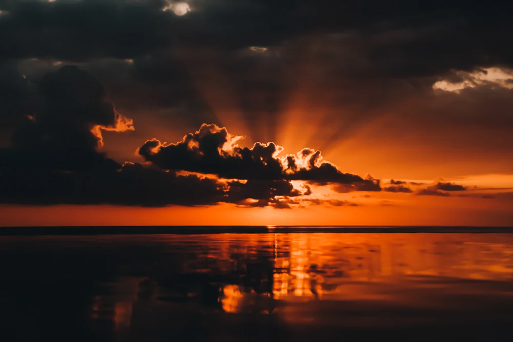 Sun rays over the Pacific at dusk
